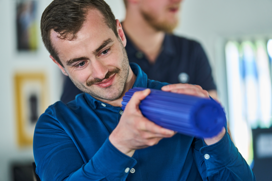 Plastspecialist tjekker overflader på plastemne.