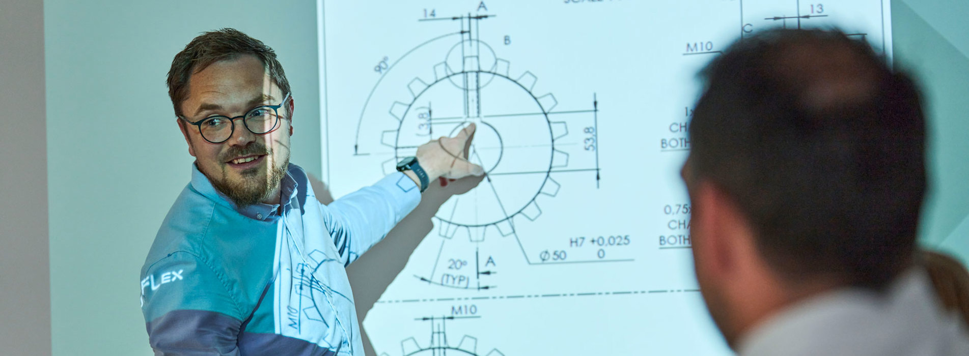 Salgschefen peger på en præsentation til et plastseminar. 