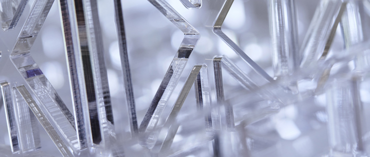 Eiffeltårn lavet af gennemsigtig akryl der er laserskåret