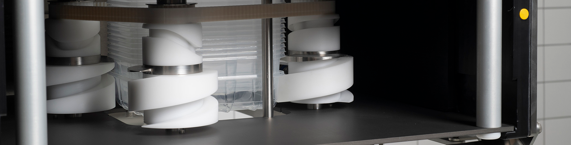 Dispensing screws and side bars in plastic in a food manufacturing equipment