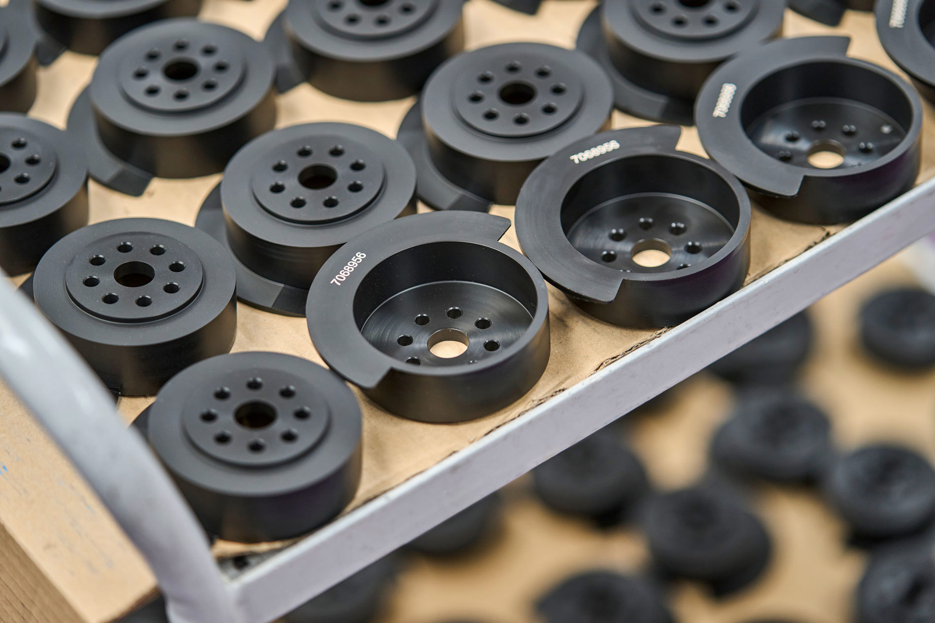 Et rullebord med sorte maskindele med indgraverede tal.