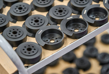 Et rullebord med sorte maskindele med indgraverede tal.