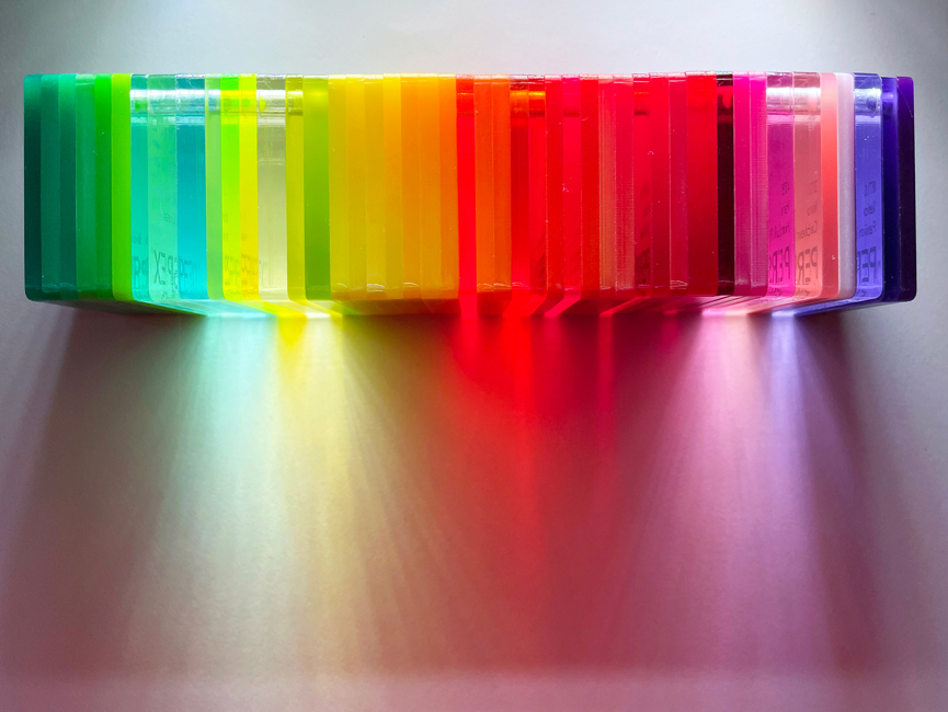 En række af akrylprøver i farver i grøn, gul, rød og lilla