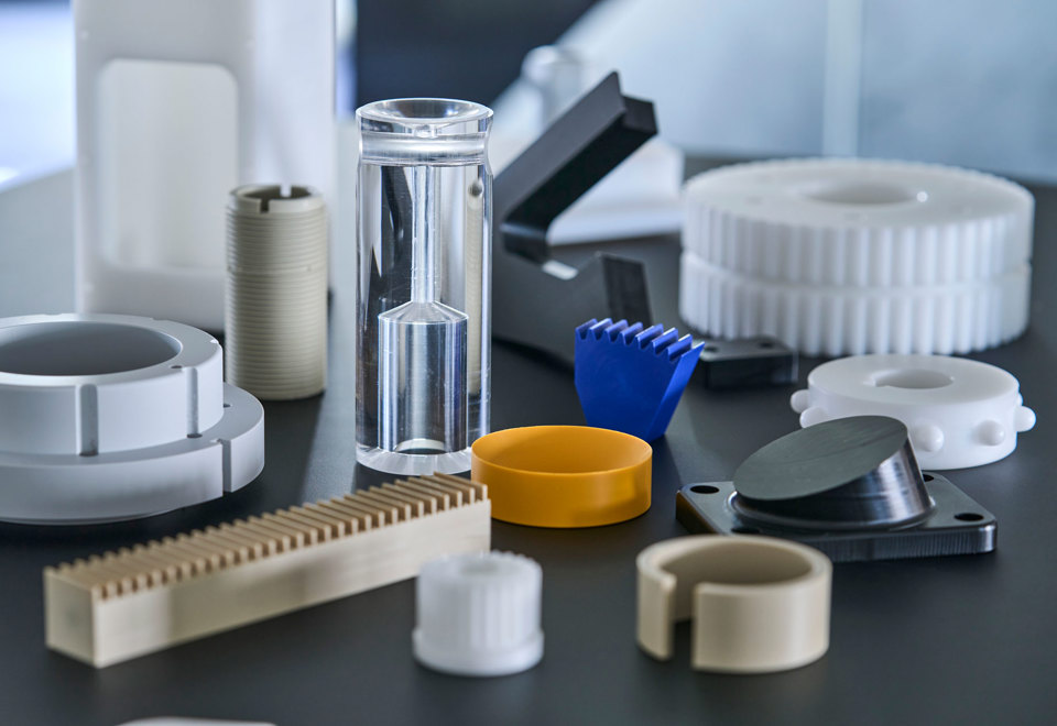 Maskindele i teknisk plast som PEEK, POM og nylon.