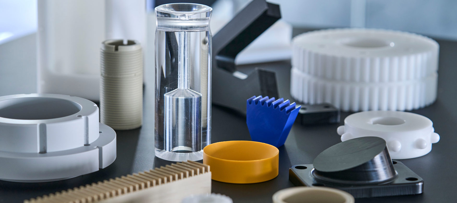 Maskindele i teknisk plast som PEEK, POM og nylon.