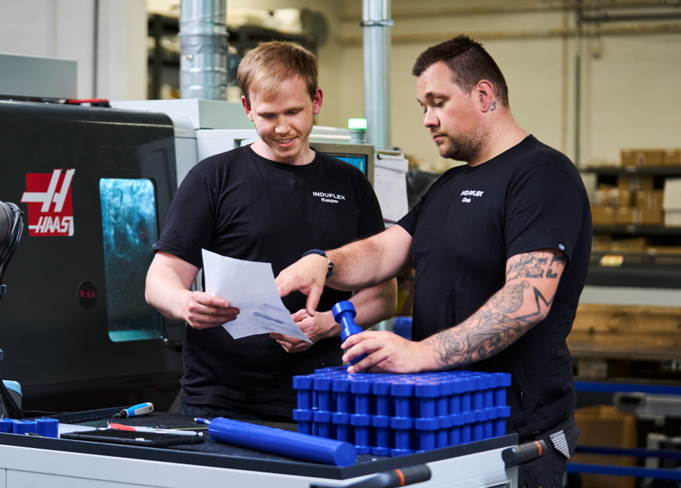 To industriteknikere i drejeafdeling. 