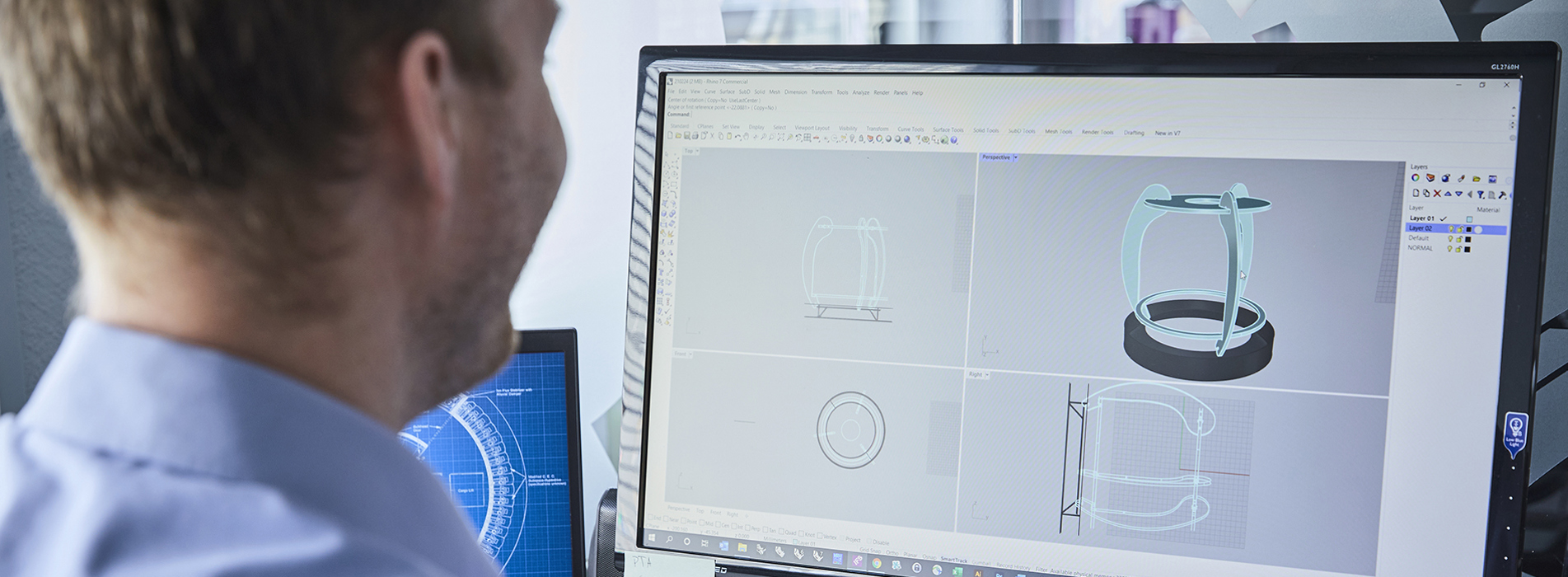 Konstruktion af komponenter til en lampe med teknisk tegning på computer
