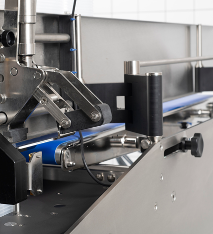 Parallelarme og endestykke af plast i fødevaremaskine