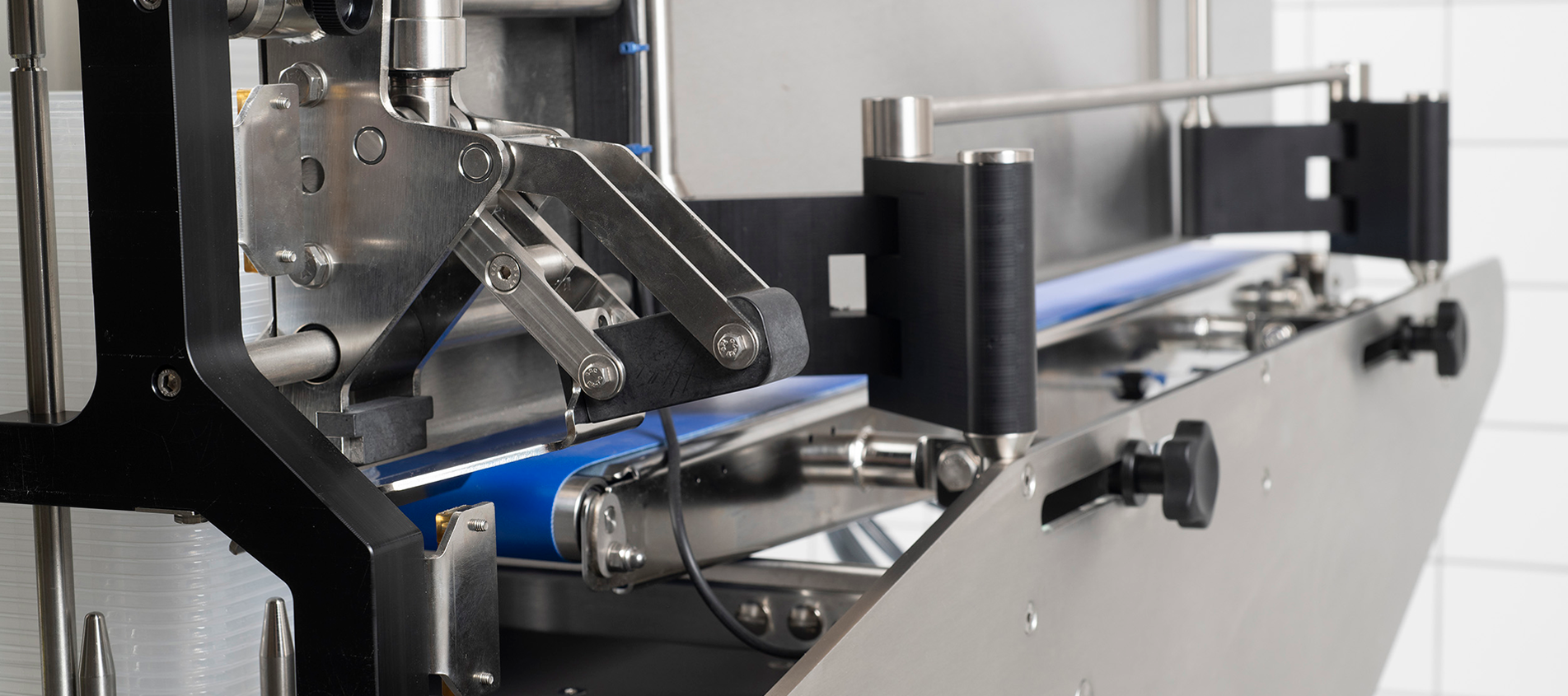 Parallelarme og endestykke af plast i fødevaremaskine