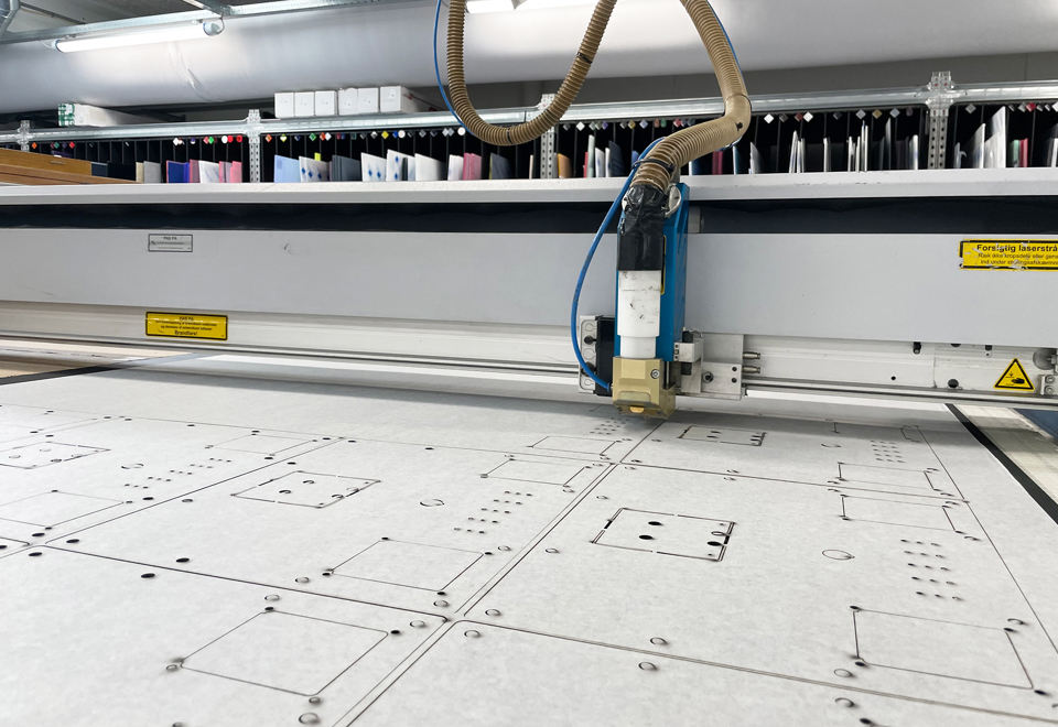 Sort ABS plade på laser