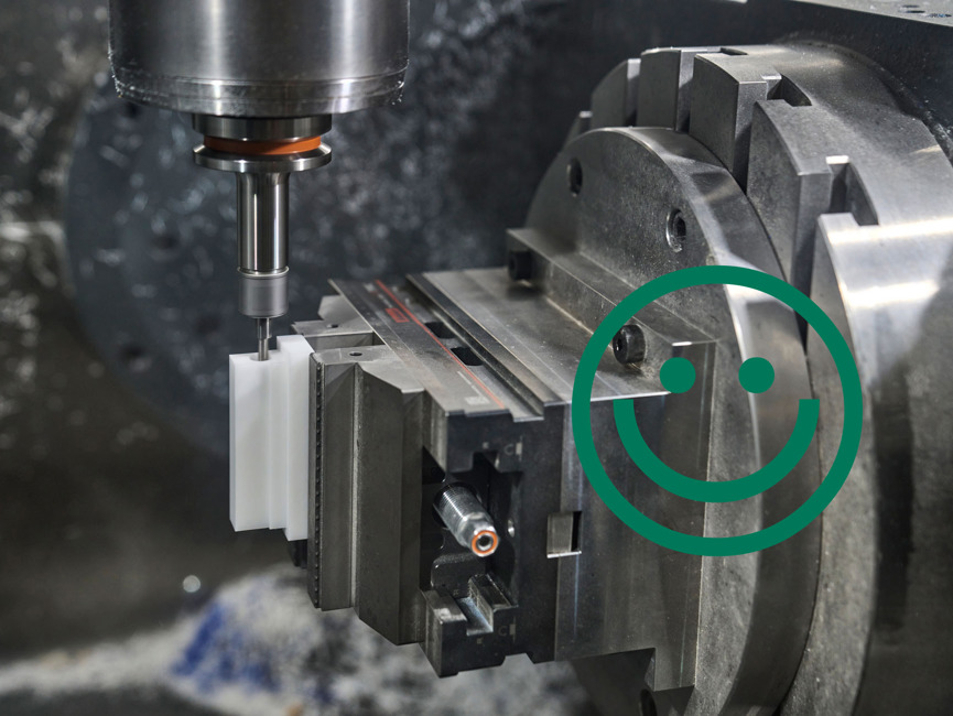 Hvid maskindele af plast fræses i maskine