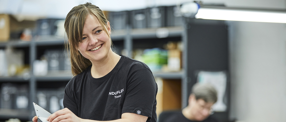 Montagemedarbejder er klar til at hjælpe med at give det sidste finish