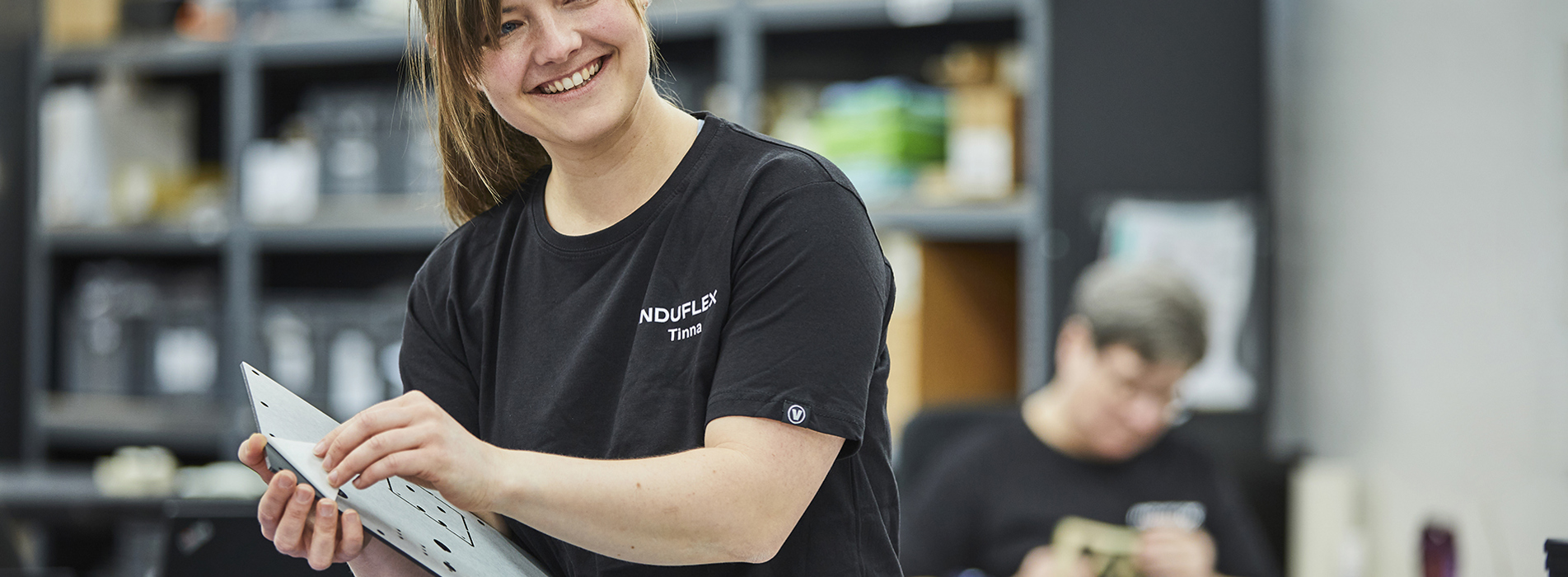 Montagemedarbejder er klar til at hjælpe med at give det sidste finish