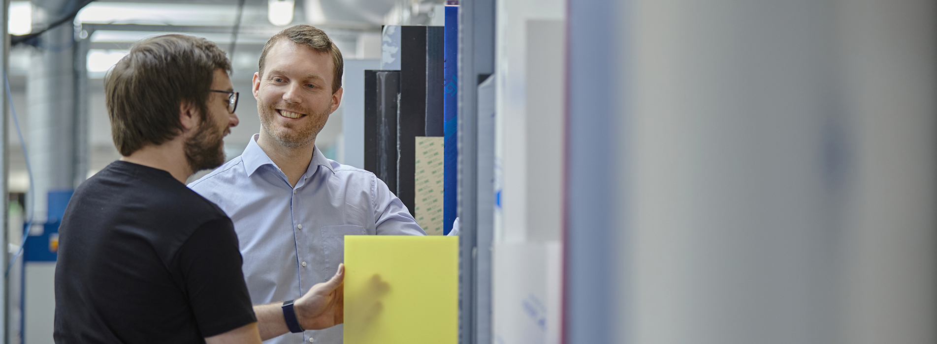 Induflex's technical manager talks with a industry technician about acrylic