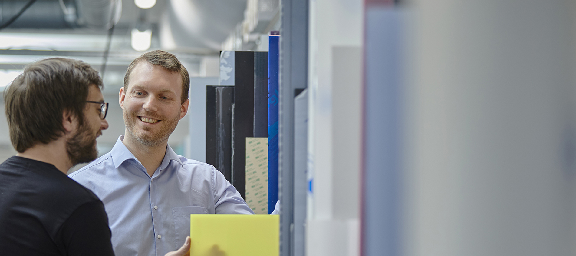 Induflex' tekniske chef taler med en industritekniker om akryl