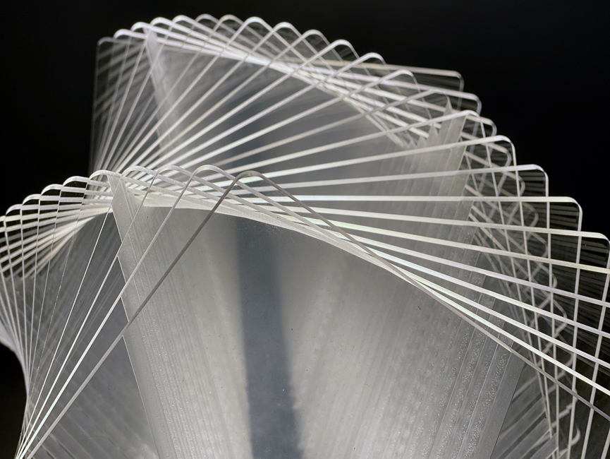 Lampe med fræste plader i gennemsigtig polycarbonat