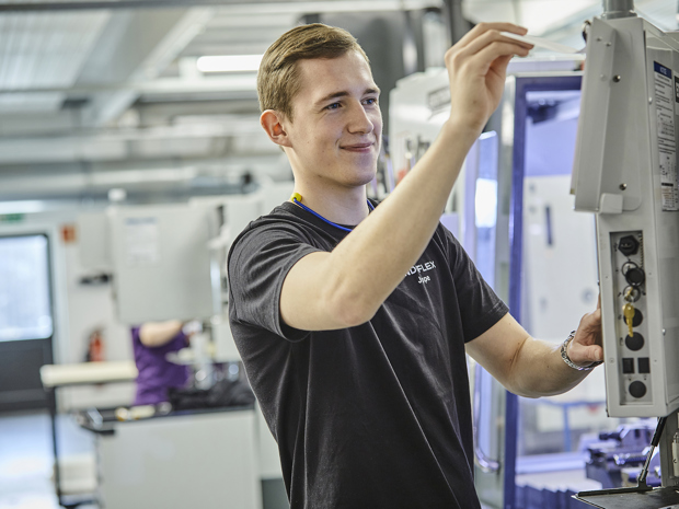 Industritekniker hos Induflex indstiller CNC-fræser i produktionen