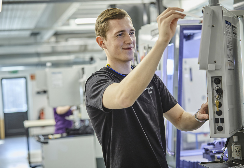 Industritekniker hos Induflex indstiller CNC-fræser i produktionen