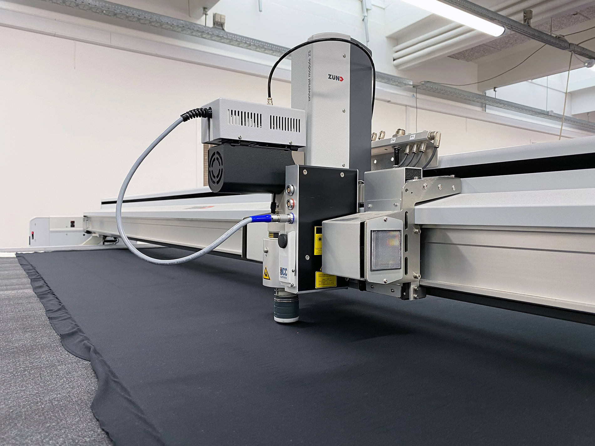 Skæreplotter hos Induflex skærer mønstrer i sort neoprendug