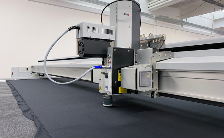 Skæreplotter hos Induflex skærer mønstrer i sort neoprendug