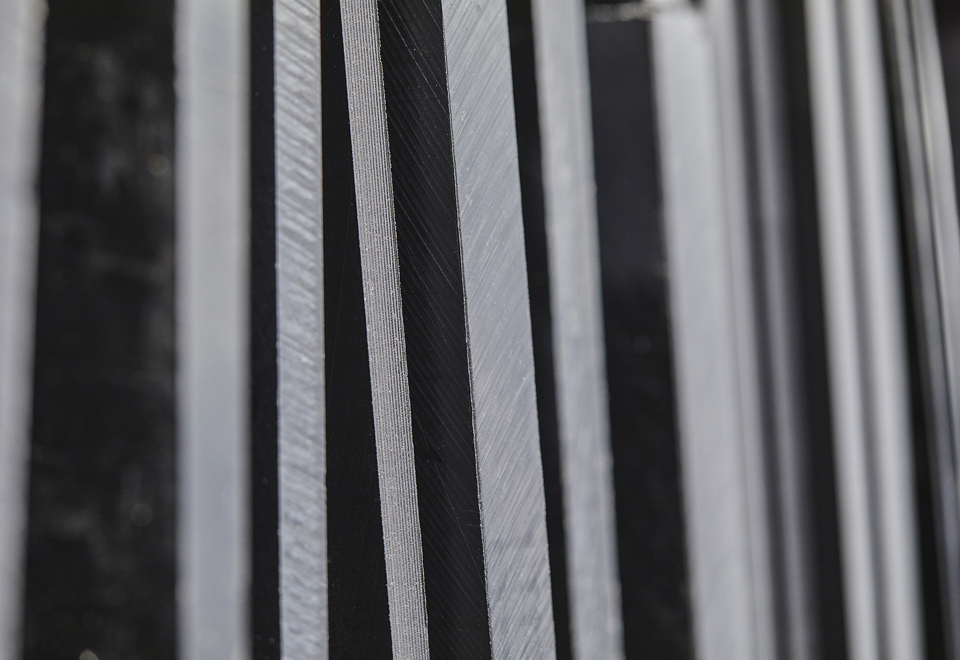 Plader af sort teknisk plast i reol på Induflex' lager i Støvring