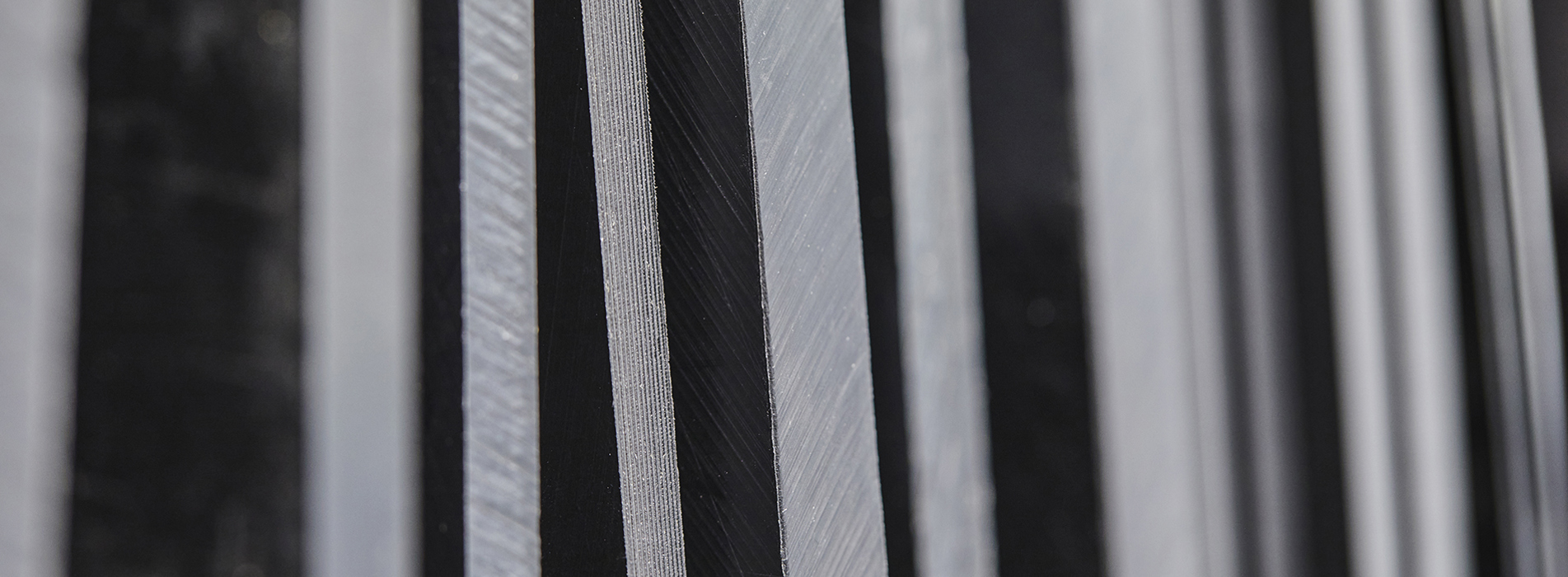 Plader af sort teknisk plast i reol på Induflex' lager i Støvring