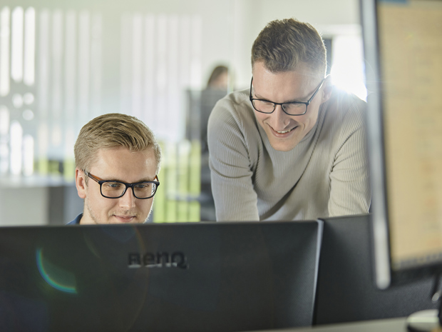 To salgskonsulenter hos Induflex er klar til at vejlede dig