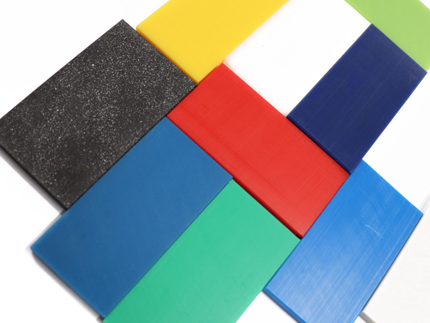 PEHD plast i blå, grøn, rød, gul, hvid og sort ligger på et bord