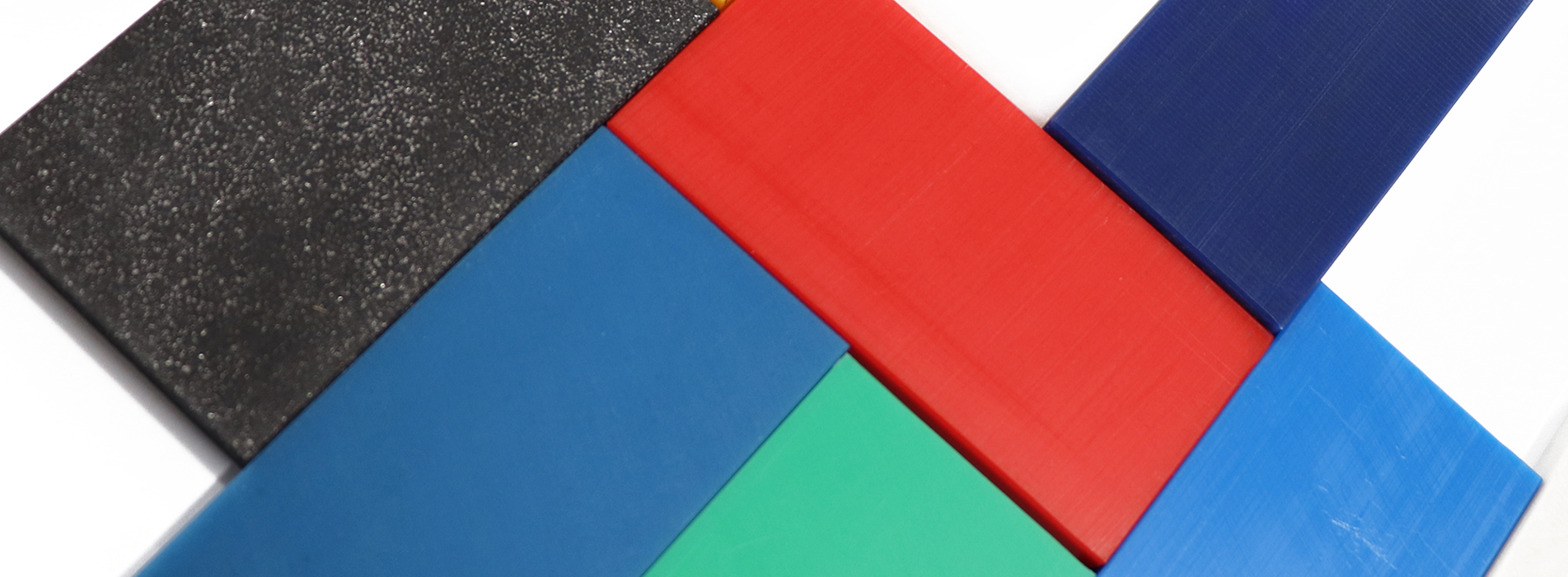 PEHD plast i blå, grøn, rød, gul, hvid og sort ligger på et bord