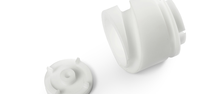 To snegle i hvidt teknisk plast fra Induflex' CNC-bearbejdningscenter