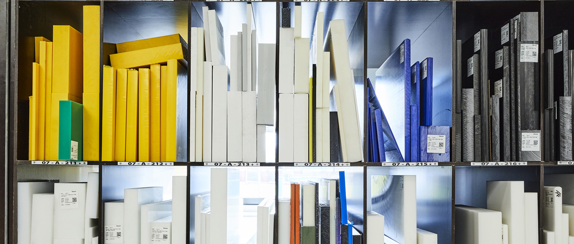 Induflex' lager af plader i teknisk plast i gul, hvid, sort og blå