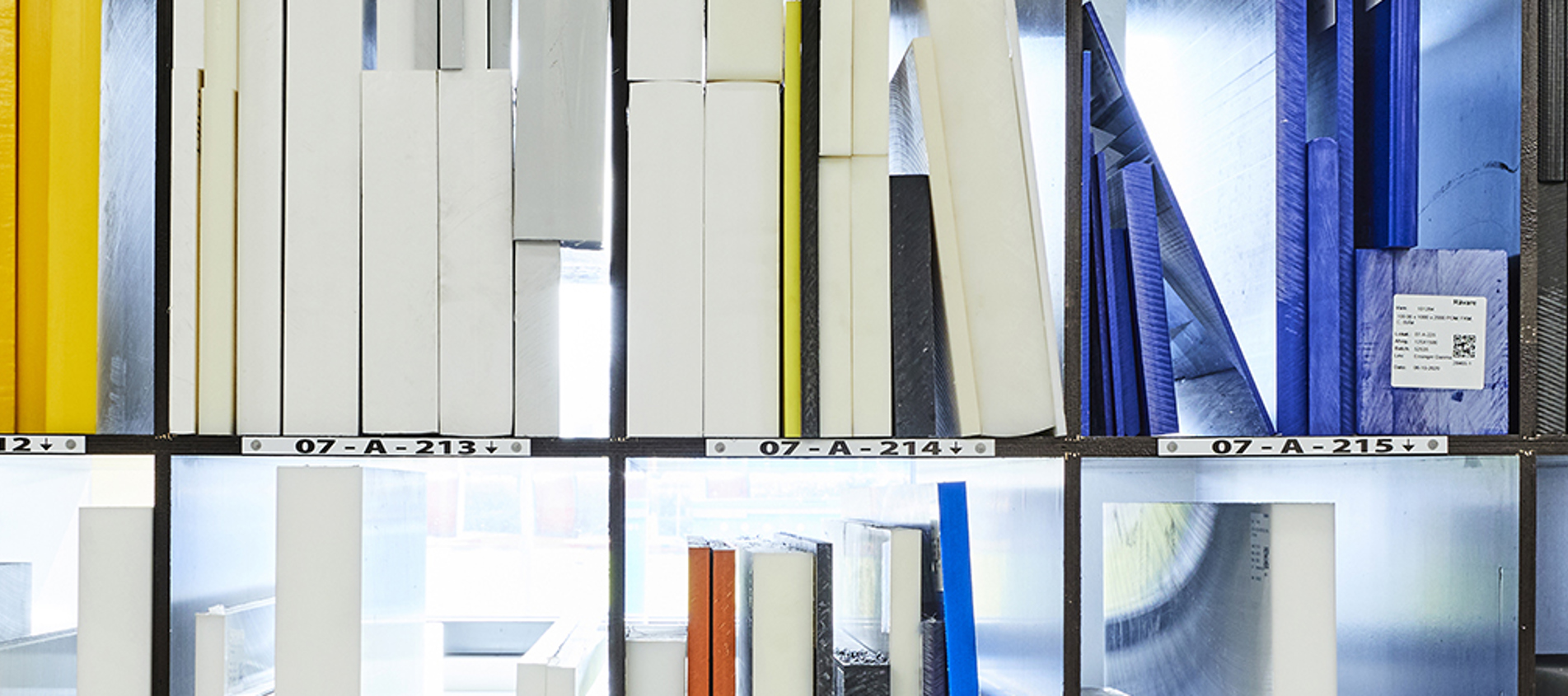 Induflex' lager af plader i teknisk plast i gul, hvid, sort og blå