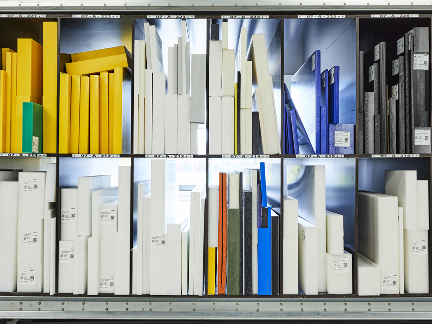 Induflex' lager af plader i teknisk plast i gul, hvid, sort og blå