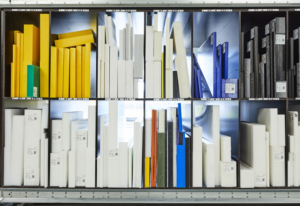 Induflex' lager af plader i teknisk plast i gul, hvid, sort og blå