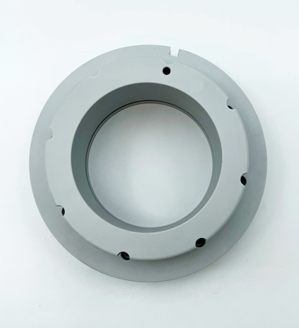 Et gråt PET-P emne, hvor der er tilsat Teflon for at øge glideegenskaberne